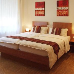 Zimmer mit Kingsize-Bett
